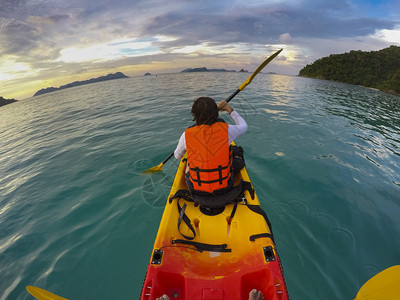 游客运动热带岛屿美丽蓝色水中旅游航行的海上单艇热带岛屿活动图片