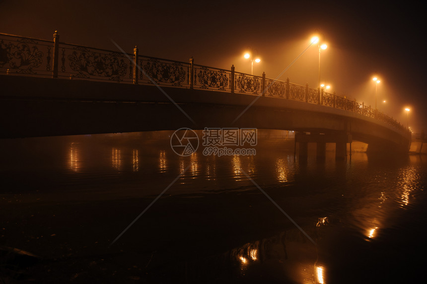 建筑学夜晚里在雾的深城市风景中在照片的雾横跨城市河桥海岸高清 …
