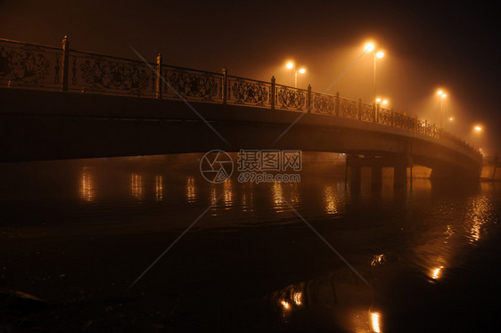 建筑学夜晚里在雾的深城市风景中在照片的雾横跨城市河桥海岸图片