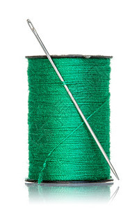 白背景的绿线与针片隔离在白背景上纺织品色的棉布图片