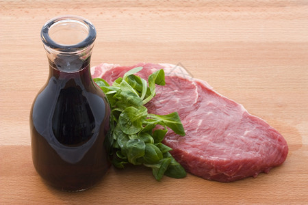 生牛肉和一瓶酒的原牛肉和葡萄酒照片架子排骨美食图片