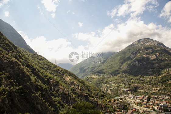 爬坡道景观旅游河谷上空有山云水平图象图片