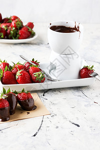 瑞士浸带有草莓的巧克力番茄桌子图片
