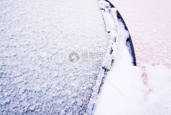 寒冷的白色12月关闭时雪和冰覆盖红车窗外的色面十二月图片