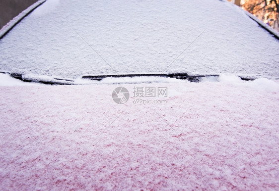 白色的冷若冰霜12月关闭时雪和冰覆盖红车窗外的色面十二月图片