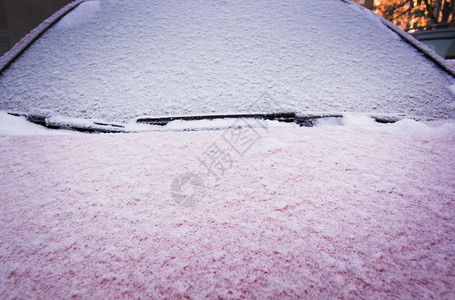 气候自然金属12月关闭时雪和冰覆盖红车窗外的色面图片