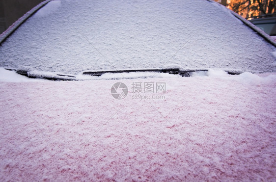 气候自然金属12月关闭时雪和冰覆盖红车窗外的色面图片