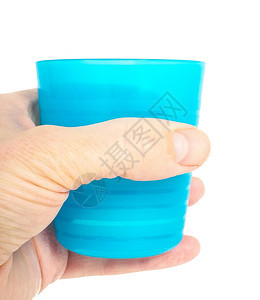 手握在男中的清蓝塑料玻璃杯蕨类植物给予公司图片
