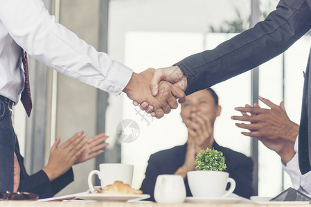 男团体沟通队工作握手伙伴关系概念图片