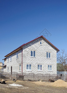 白色的春季两层房屋由正在建造的热化混凝土块组成建筑学图片