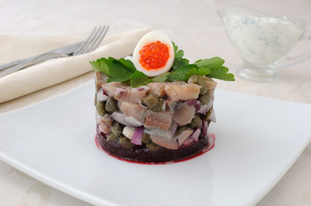 餐饮鲱鱼鞑靼配酸豆和莳萝奶油酱盐渍的小吃图片