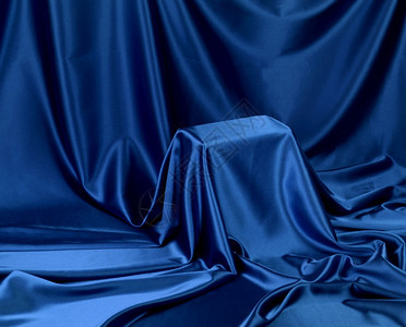 慎重惊喜藏着蓝色秘密的东西隐藏在边丝绸布织物下展览图片