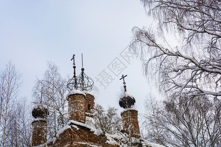 古老破旧的教堂穹顶骨骼在冬天雪灰色空中覆盖骷髅历史建筑学图片
