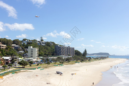 公寓飞机在金海岸场降落在澳大利亚昆士兰州金海岸Currumbin海滩上空天洋图片