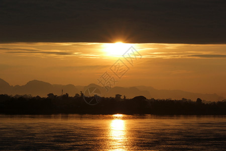 美丽的风景清晨在河上长着双影山和树环境云图片