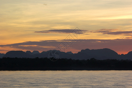 美丽的风景清晨在河上长着双影山和树轮廓旅行图片