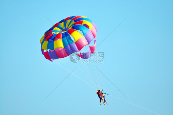 地中海洋多彩的降落伞极端运动乐趣船高度天空图片