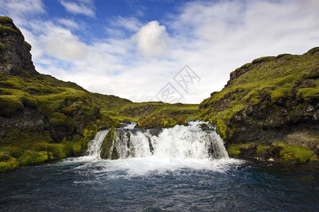 溪的冰岛公园Landmannalaugar的一个小型隐藏和蔽的瀑布苔藓图片