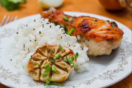 美食一顿饭鸟烧烤鸡腿在木制桌上加米饭图片