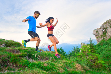 踪迹一对运动员在山道之间跳跃跑步肌肉图片