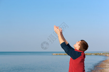 男子在沙滩上举手图片