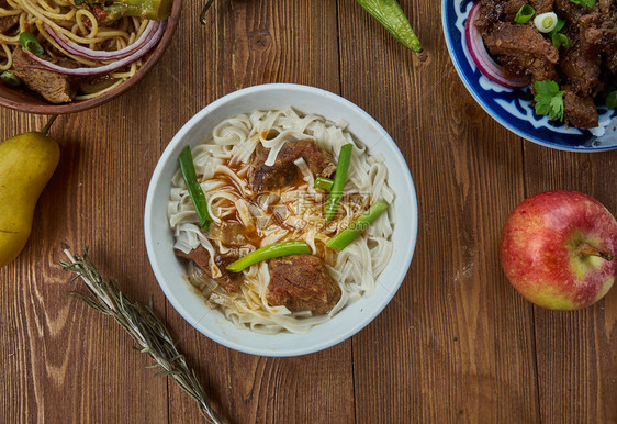 GuriltaaiShul蒙古面条汤烹饪亚洲传统菜类顶视图自制吃一顿饭图片