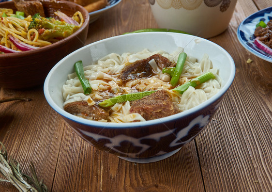 菜肴GuriltaaiShul蒙古面条汤烹饪亚洲传统菜类顶视图肉美食图片