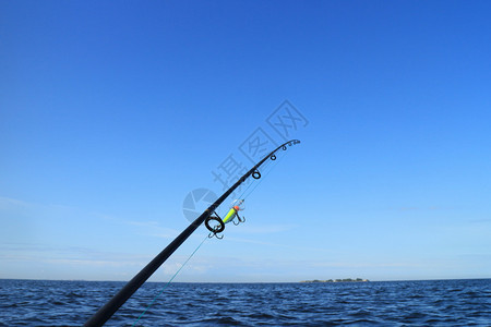 安静圣彼得堡自然钓鱼线拉伸和在海上捕鱼的诱饵图片