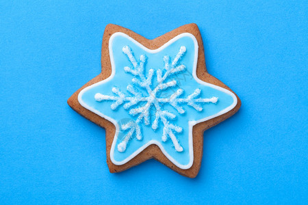 甜的点曲奇饼美丽的圣诞姜干以恒星的形状蓝底带雪花的星图片