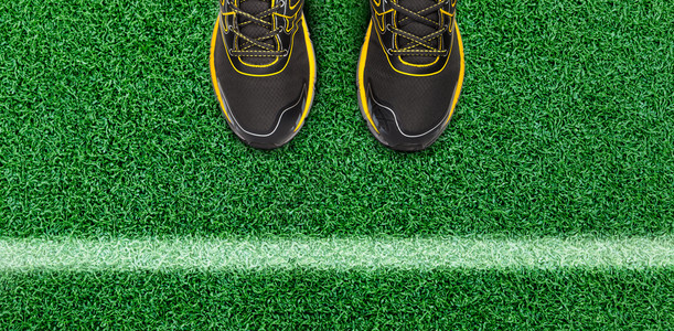 绿色活动足球场上草底线的白条纹和男子鞋黑色的图片
