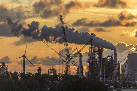 黎明工业污染荷兰鹿特丹黄昏时的工业天线荷兰鹿特丹抽烟艾伦图片