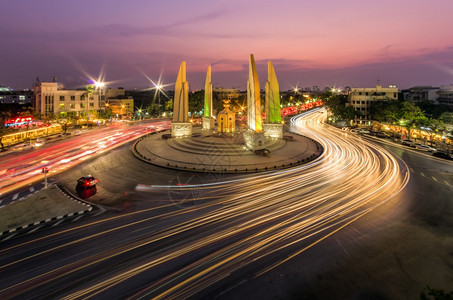 暮场景亚洲泰国的民主纪念碑曼谷黄光闪耀的民主纪念碑时刻泰国民主纪念碑图片