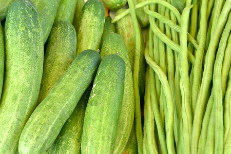 植物市场上的新鲜绿色黄瓜和清蓝饼食物生产图片