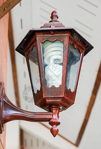 配有现代电灯泡的木笼挂在房屋墙壁上辉光传统的外部图片