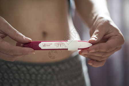 女士怀孕测试妇女抱员抱怀孕测试员近一点仪医疗的图片