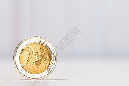 白木背景2欧元硬币文本有复制空间税金融的商业图片
