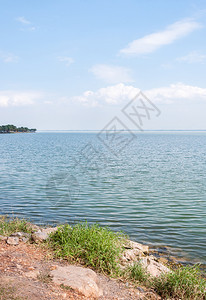 天空水库与大储油层小浪相伴的清新湖泊宁静图片