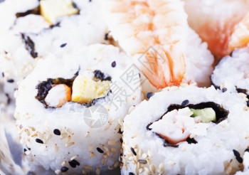 盘子上的寿司贴近水平图像传统的美食物图片