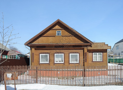 冬天时间俄罗斯春初旧棕色木屋窝棚图片