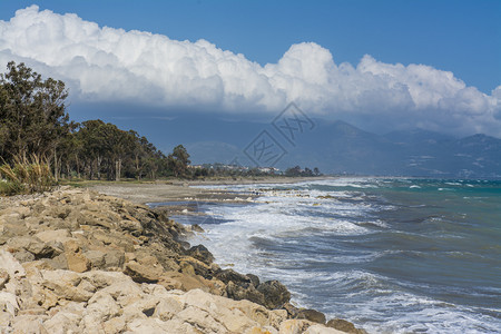 蓝色的景观海边和岩石滩图片
