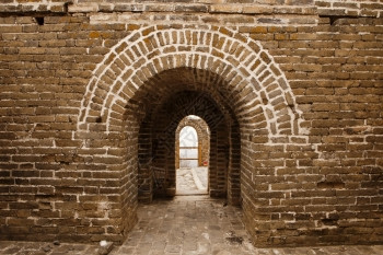 亚洲开幕一个建筑细节视图透过长城里程碑式的一座警卫塔拱门浏览长城的黑暗图片