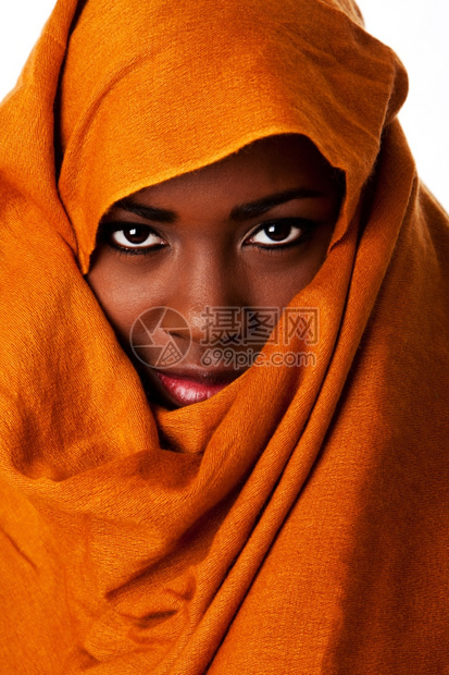 美丽的神秘非洲游牧女脸孔在奥赫地球基调头围巾看着观种族的裹图片