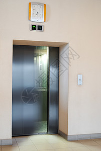 钢铁630号电梯的蓝门移动时间是630入口建造防锈的图片