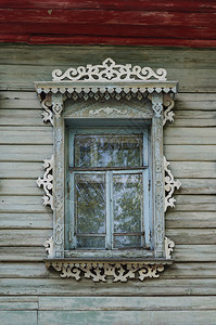 平台带在俄罗斯普莱镇旧木屋装有雕刻白板的窗户老墙背景图片