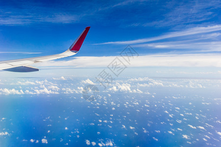 航空平面窗口中的云和天空视图高度飞图片