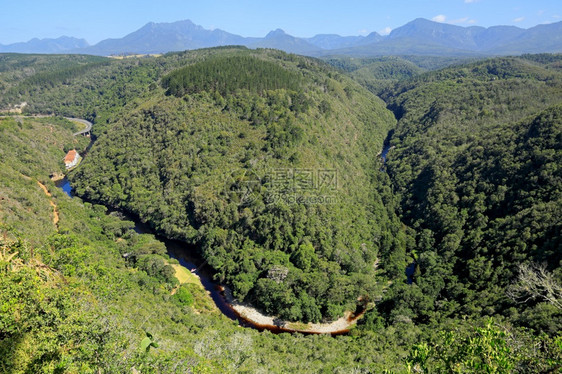 户外非洲人南花园路线上有河流森林和山丘的风景观南非花园路线一种图片
