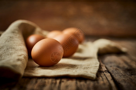 目的新鲜健康农产品天然鸡蛋餐桌上的自然鸡蛋饭桌上的天然鸡蛋图片
