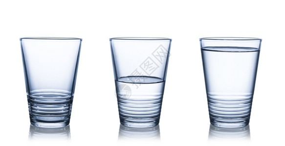 透明空半水和满杯孤立在白色上清除喝图片