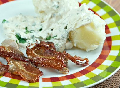 StegtFlaesk来自丹麦的炒培根菜一般配有土豆和鹦鹉酱猪肉自制一顿饭图片