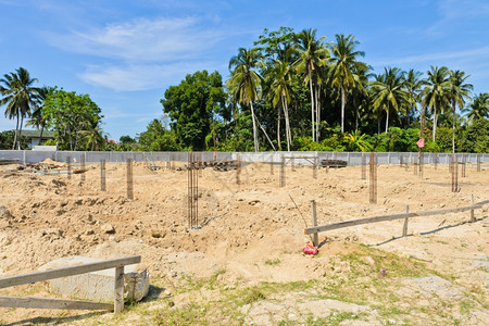 建筑工地铺路在下钻孔屋图片